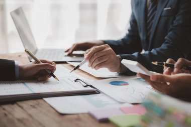 Satış departmanı bunu bölüm müdürüne götürmek için aylık bir toplantı yapıyor. Müdüre götürmeden önce hazırlanan belgelerin doğruluğunu kontrol ediyorlar.