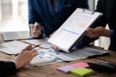 Satış departmanı bunu bölüm müdürüne götürmek için aylık bir toplantı yapıyor. Müdüre götürmeden önce hazırlanan belgelerin doğruluğunu kontrol ediyorlar.