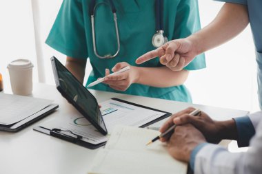 Bir grup doktorun toplantıya katıldığı bir hastanedeki konferans odası, yönetici doktorların ve şeflerin ilaç satıcılarıyla buluştuğu bir toplantı. Doktor toplantısı konsepti.