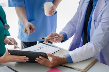 Bir grup doktorun toplantıya katıldığı bir hastanedeki konferans odası, yönetici doktorların ve şeflerin ilaç satıcılarıyla buluştuğu bir toplantı. Doktor toplantısı konsepti.