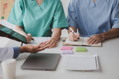 Bir grup doktorun toplantıya katıldığı bir hastanedeki konferans odası, yönetici doktorların ve şeflerin ilaç satıcılarıyla buluştuğu bir toplantı. Doktor toplantısı konsepti.