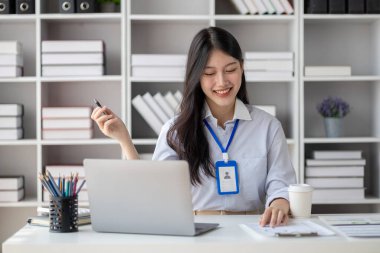 Güzel Asyalı kadın, yeni nesil girişimlere önderlik eden bir iş kadını, iş dünyasında güven ve istikrar oluşturmak için bir iş planı yürüten ve yöneten bir kadın, kadın güdümlü iş konsepti..