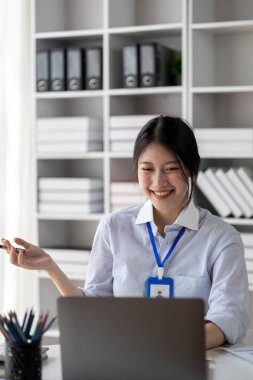 Güzel Asyalı kadın, yeni nesil girişimlere önderlik eden bir iş kadını, iş dünyasında güven ve istikrar oluşturmak için bir iş planı yürüten ve yöneten bir kadın, kadın güdümlü iş konsepti..