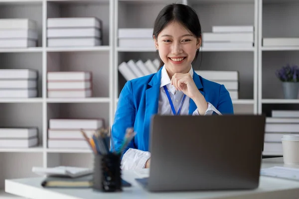 Vacker Asiatisk Affärskvinna Sitter Sitt Privata Kontor Hon Kontrollerar Företagets — Stockfoto
