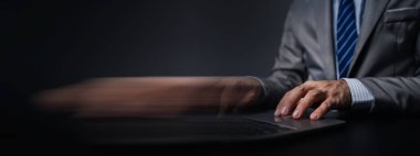 Laptop klavyesinde yazan kişi, dizüstü bilgisayarda çalışan iş adamı, iş arkadaşlarına mesaj yazıyor ve toplantıyı özetlemek için mali bilgi tablosu hazırlıyor..