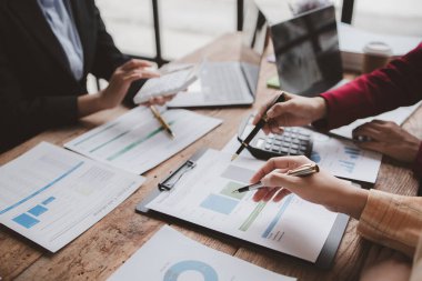 Satış departmanı bunu bölüm müdürüne götürmek için aylık bir toplantı yapıyor. Müdüre götürmeden önce hazırlanan belgelerin doğruluğunu kontrol ediyorlar..