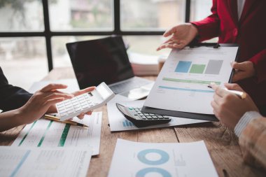 Satış departmanı bunu bölüm müdürüne götürmek için aylık bir toplantı yapıyor. Müdüre götürmeden önce hazırlanan belgelerin doğruluğunu kontrol ediyorlar..