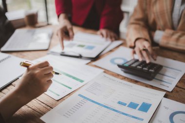 Satış departmanı bunu bölüm müdürüne götürmek için aylık bir toplantı yapıyor. Müdüre götürmeden önce hazırlanan belgelerin doğruluğunu kontrol ediyorlar..