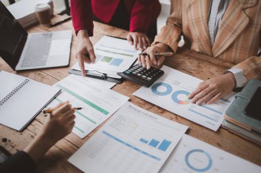 Satış departmanı bunu bölüm müdürüne götürmek için aylık bir toplantı yapıyor. Müdüre götürmeden önce hazırlanan belgelerin doğruluğunu kontrol ediyorlar..