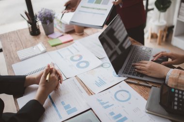 Satış departmanı bunu bölüm müdürüne götürmek için aylık bir toplantı yapıyor. Müdüre götürmeden önce hazırlanan belgelerin doğruluğunu kontrol ediyorlar..