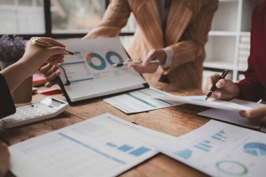 Tartışmalara, iş toplantılarına, şirket satış toplantılarına katılan insan grupları, şirket performansının özeti ve beyin fırtınası. İş stratejisi yönetim kavramı.