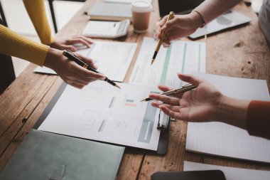 Tartışmalara, iş toplantılarına, şirket satış toplantılarına katılan insan grupları, şirket performansının özeti ve beyin fırtınası. İş stratejisi yönetim kavramı.