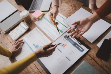 Tartışmalara, iş toplantılarına, şirket satış toplantılarına katılan insan grupları, şirket performansının özeti ve beyin fırtınası. İş stratejisi yönetim kavramı.