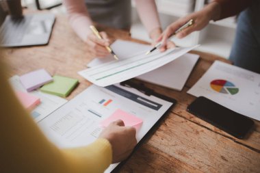 Tartışmalara, iş toplantılarına, şirket satış toplantılarına katılan insan grupları, şirket performansının özeti ve beyin fırtınası. İş stratejisi yönetim kavramı.