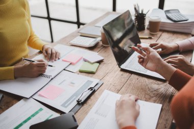 Tartışmalara, iş toplantılarına, şirket satış toplantılarına katılan insan grupları, şirket performansının özeti ve beyin fırtınası. İş stratejisi yönetim kavramı.