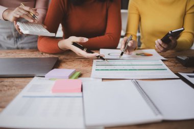 Grup işadamı girişim şirketlerinin yöneticileri, şirket satış toplantıları, beyin fırtınası ve şirket performansının özeti ile bir toplantıya katıldı. İş stratejisi yönetim kavramı.