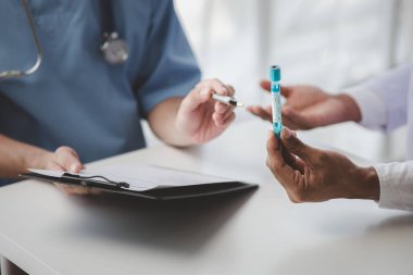 Hastanedeki bir toplantı odasının atmosferi, tedavide kullanılan tedavi, ilaç ve tıbbi gereçleri tartışan doktorlar arasında haftalık bir toplantı. Tıbbi toplantı konsepti.