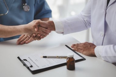 Hastanedeki bir toplantı odasının atmosferi, tedavide kullanılan tedavi, ilaç ve tıbbi gereçleri tartışan doktorlar arasında haftalık bir toplantı. Tıbbi toplantı konsepti.