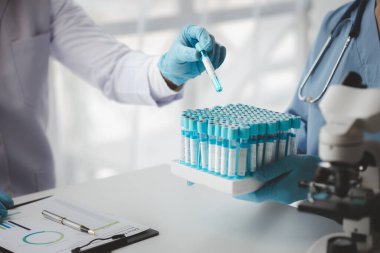 Hastanedeki bir toplantı odasının atmosferi, tedavide kullanılan tedavi, ilaç ve tıbbi gereçleri tartışan doktorlar arasında haftalık bir toplantı. Tıbbi toplantı konsepti.