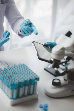 Hastanedeki bir toplantı odasının atmosferi, tedavide kullanılan tedavi, ilaç ve tıbbi gereçleri tartışan doktorlar arasında haftalık bir toplantı. Tıbbi toplantı konsepti.