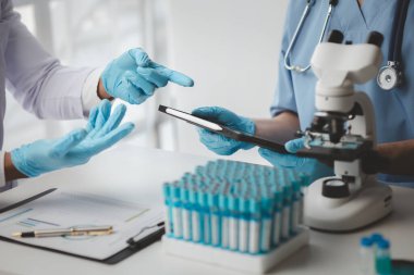 Hastanedeki bir toplantı odasının atmosferi, tedavide kullanılan tedavi, ilaç ve tıbbi gereçleri tartışan doktorlar arasında haftalık bir toplantı. Tıbbi toplantı konsepti.