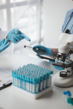 Hastanedeki bir toplantı odasının atmosferi, tedavide kullanılan tedavi, ilaç ve tıbbi gereçleri tartışan doktorlar arasında haftalık bir toplantı. Tıbbi toplantı konsepti.