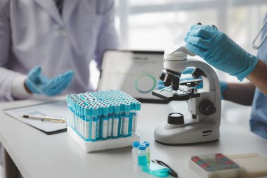 Hastanedeki bir toplantı odasının atmosferi, tedavide kullanılan tedavi, ilaç ve tıbbi gereçleri tartışan doktorlar arasında haftalık bir toplantı. Tıbbi toplantı konsepti.