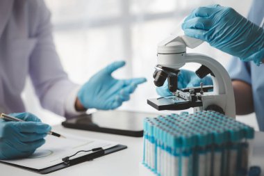 Hastanedeki bir toplantı odasının atmosferi, tedavide kullanılan tedavi, ilaç ve tıbbi gereçleri tartışan doktorlar arasında haftalık bir toplantı. Tıbbi toplantı konsepti.