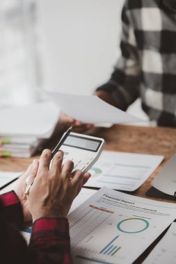 Tartışmalara, iş toplantılarına, şirket satış toplantılarına katılan insan grupları, şirket performansının özeti ve beyin fırtınası. İş stratejisi yönetim kavramı.