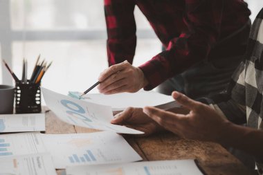 Tartışmalara, iş toplantılarına, şirket satış toplantılarına katılan insan grupları, şirket performansının özeti ve beyin fırtınası. İş stratejisi yönetim kavramı.