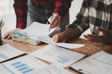 Tartışmalara, iş toplantılarına, şirket satış toplantılarına katılan insan grupları, şirket performansının özeti ve beyin fırtınası. İş stratejisi yönetim kavramı.