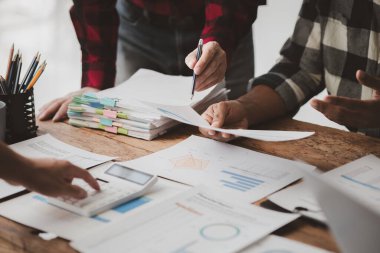 Tartışmalara, iş toplantılarına, şirket satış toplantılarına katılan insan grupları, şirket performansının özeti ve beyin fırtınası. İş stratejisi yönetim kavramı.