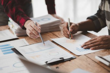 Tartışmalara, iş toplantılarına, şirket satış toplantılarına katılan insan grupları, şirket performansının özeti ve beyin fırtınası. İş stratejisi yönetim kavramı.