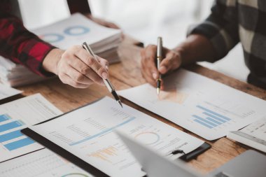 Tartışmalara, iş toplantılarına, şirket satış toplantılarına katılan insan grupları, şirket performansının özeti ve beyin fırtınası. İş stratejisi yönetim kavramı.