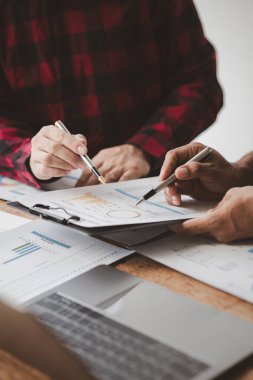 Tartışmalara, iş toplantılarına, şirket satış toplantılarına katılan insan grupları, şirket performansının özeti ve beyin fırtınası. İş stratejisi yönetim kavramı.