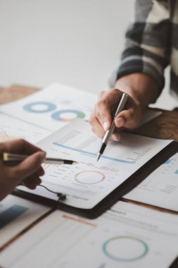 Tartışmalara, iş toplantılarına, şirket satış toplantılarına katılan insan grupları, şirket performansının özeti ve beyin fırtınası. İş stratejisi yönetim kavramı.