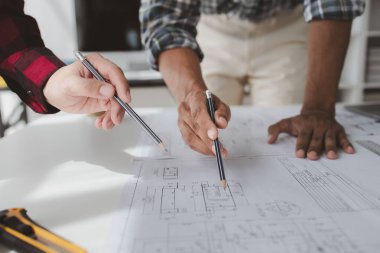 Ev tasarımı mimarları ev planı taslağını, müşteri tarafından yaptırılan projeyi ve teslimattan önce özel tasarımı inceliyorlar. İç tasarım ve dekorasyon fikirleri.