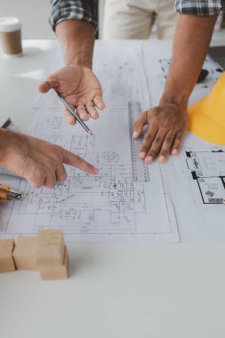 Ev tasarımı mimarları ev planı taslağını, müşteri tarafından yaptırılan projeyi ve teslimattan önce özel tasarımı inceliyorlar. İç tasarım ve dekorasyon fikirleri.