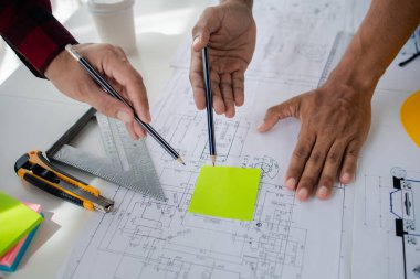 Ev tasarımı mimarları ev planı taslağını, müşteri tarafından yaptırılan projeyi ve teslimattan önce özel tasarımı inceliyorlar. İç tasarım ve dekorasyon fikirleri.