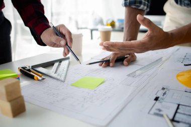 Ev tasarımı mimarları ev planı taslağını, müşteri tarafından yaptırılan projeyi ve teslimattan önce özel tasarımı inceliyorlar. İç tasarım ve dekorasyon fikirleri.