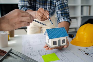 Ev tasarımı mimarları ev planı taslağını, müşteri tarafından yaptırılan projeyi ve teslimattan önce özel tasarımı inceliyorlar. İç tasarım ve dekorasyon fikirleri.