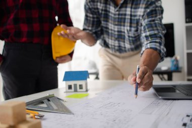Ev tasarımı mimarları ev planı taslağını, müşteri tarafından yaptırılan projeyi ve teslimattan önce özel tasarımı inceliyorlar. İç tasarım ve dekorasyon fikirleri.