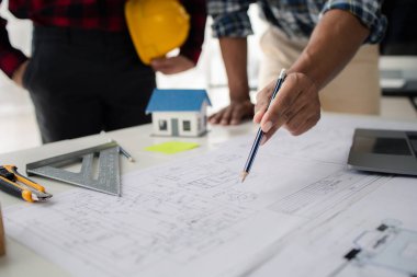 Ev tasarımı mimarları ev planı taslağını, müşteri tarafından yaptırılan projeyi ve teslimattan önce özel tasarımı inceliyorlar. İç tasarım ve dekorasyon fikirleri.
