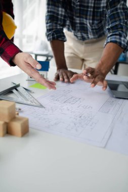Ev tasarımı mimarları ev planı taslağını, müşteri tarafından yaptırılan projeyi ve teslimattan önce özel tasarımı inceliyorlar. İç tasarım ve dekorasyon fikirleri.