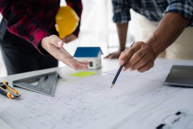 Ev tasarımı mimarları ev planı taslağını, müşteri tarafından yaptırılan projeyi ve teslimattan önce özel tasarımı inceliyorlar. İç tasarım ve dekorasyon fikirleri.