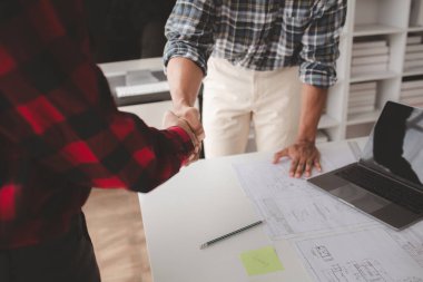 Ev tasarımı mimarları ev planı taslağını, müşteri tarafından yaptırılan projeyi ve teslimattan önce özel tasarımı inceliyorlar. İç tasarım ve dekorasyon fikirleri.