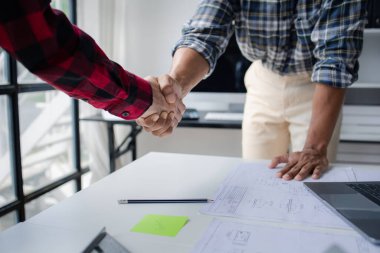 Ev tasarımı mimarları ev planı taslağını, müşteri tarafından yaptırılan projeyi ve teslimattan önce özel tasarımı inceliyorlar. İç tasarım ve dekorasyon fikirleri.