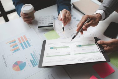 Girişimci şirket toplantılarının atmosferi, iş adamları yatırım finansmanlarını özetlemek ve planlamak için bir araya geliyorlar, şirketin kurucuları onlar. İş yönetimi kavramı.