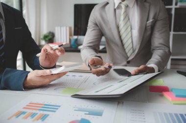 Girişimci şirket toplantılarının atmosferi, iş adamları yatırım finansmanlarını özetlemek ve planlamak için bir araya geliyorlar, şirketin kurucuları onlar. İş yönetimi kavramı.