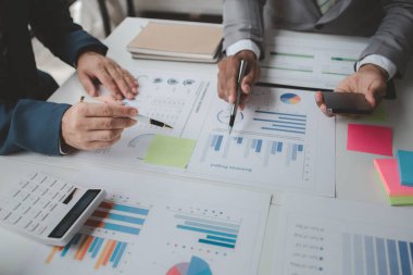 Girişimci şirket toplantılarının atmosferi, iş adamları yatırım finansmanlarını özetlemek ve planlamak için bir araya geliyorlar, şirketin kurucuları onlar. İş yönetimi kavramı.